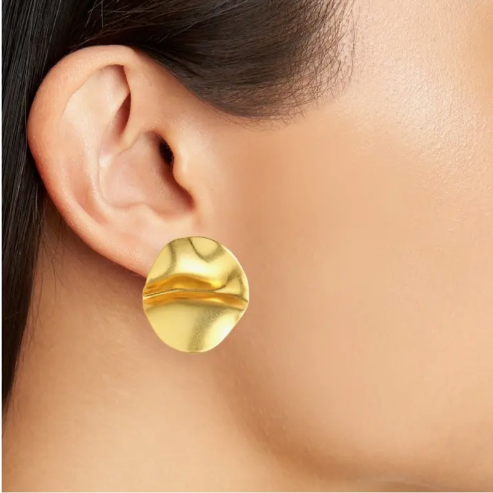 Vintage hammered gold round earrings